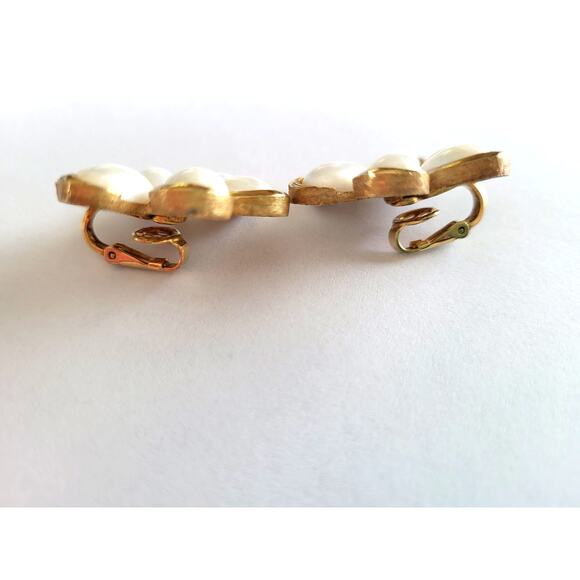 Vintage Crown Trifari 50s 60s Milk Glass Flower Earrings Clip On - Picture 3 of 8